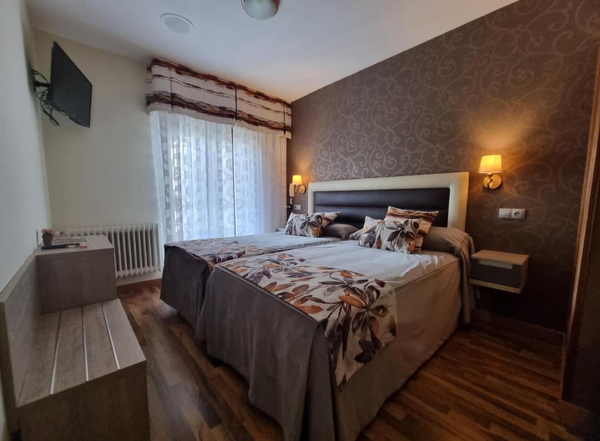 Hostal Sainz Otel Riaño Dış mekan fotoğraf